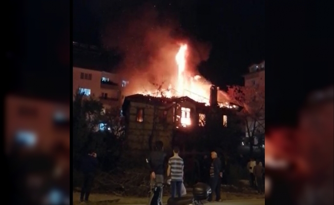 Tarihi kerpiç evi saran alevler geceyi aydınlattı Tarihi kerpiç evi saran alevler geceyi aydınlattı