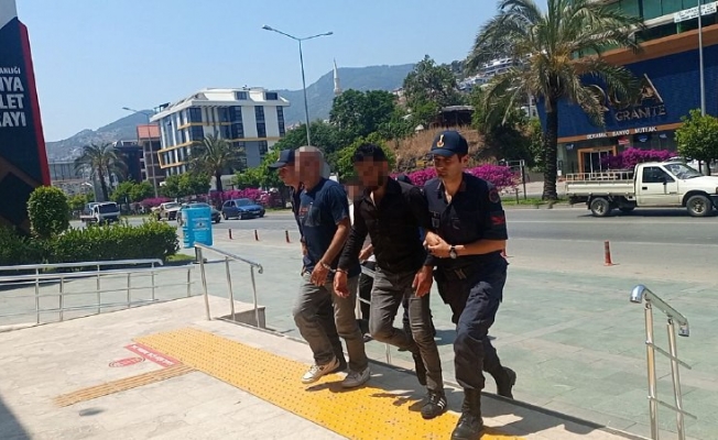 36 göçmeni kaçırmaya çalışan 3 kişi adliyeye sevk edildi 36 göçmeni kaçırmaya çalışan 3 kişi adliyeye sevk edildi
