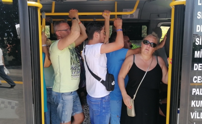  Ağzına kadar turist dolu minibüs polise yakalandı!