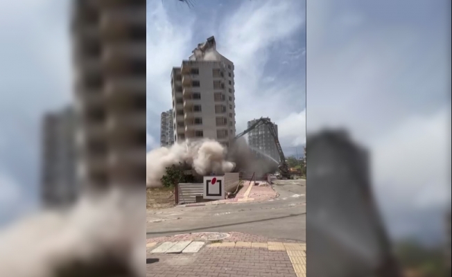 Antalya'da 14 katlı iki bina kağıt gibi yıkıldı Antalya'da 14 katlı iki bina kağıt gibi yıkıldı