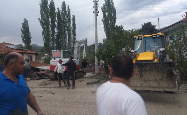 Antalya'da 2 mahallede sağanak yağış sonrası su baskınları oluştu