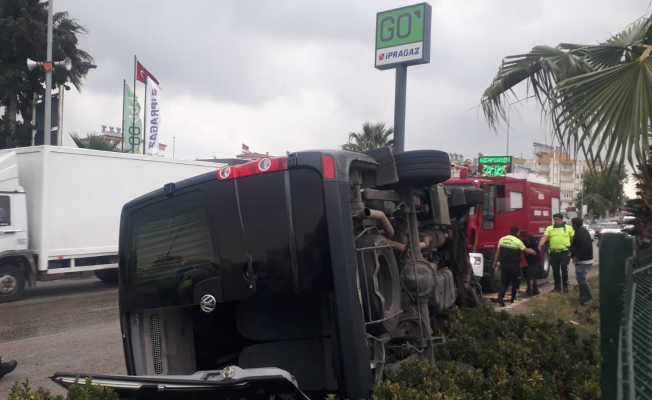 Antalya'da lüks minibüs yoldan çıktı: 1 yaralı Antalya'da lüks minibüs yoldan çıktı: 1 yaralı