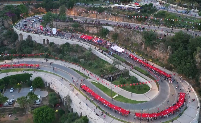 Antalya’da binlerce kişinin Türk bayraklarıyla yürüyüşü havadan görüntülendi