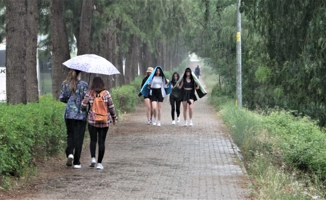 Antalya’da sağanak yağmur vatandaşlara zor anlar yaşattı