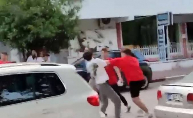 Gençlerin sokak ortasında boks müsabakası gibi kavgası kamerada Gençlerin sokak ortasında boks müsabakası gibi kavgası kamerada