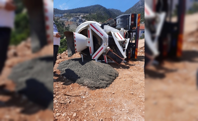 Geri manevra yapan beton mikseri devrildi Geri manevra yapan beton mikseri devrildi
