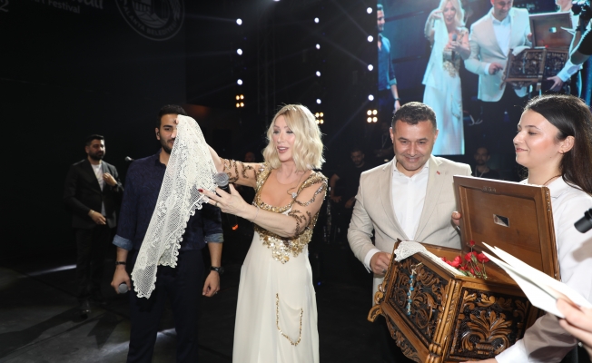 Nisan ayında evlenen Seda Sayan’a konser verdiği sahnede çeyiz sandığı hediye edildi