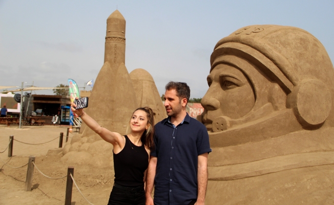  'Uzay Macerası' temalı kum heykellere yoğun ilgi
