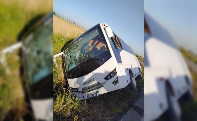 Yoldan çıkan midibüs yan yattı: 4 yaralı Yoldan çıkan midibüs yan yattı: 4 yaralı
