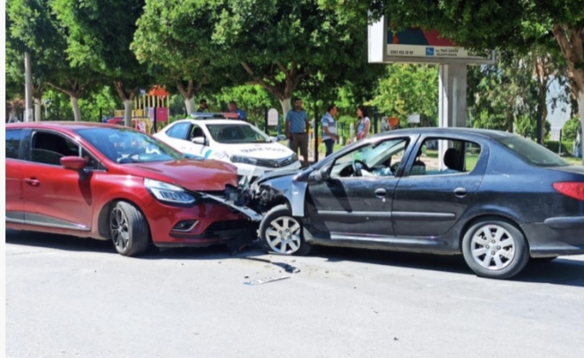 Aksu’da iki araç kafa kafaya çarpıştı!