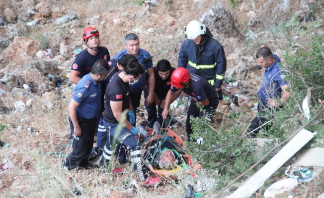 Antalya'da kayalık alana düşen şahsı kurtarma seferberliği Antalya'da kayalık alana düşen şahsı kurtarma seferberliği