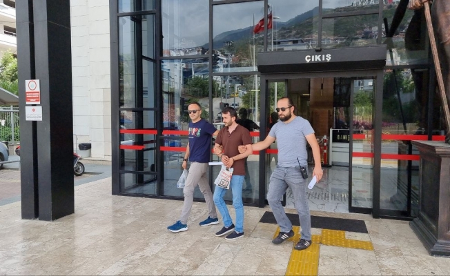  Antalya'da maskeli silahlı zincir market soyguncusu tutuklandı