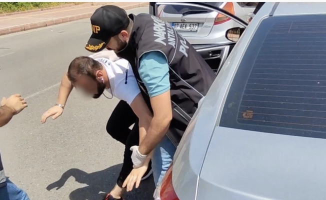 Antalya'da otomobilde uyuşturucu operasyonu Antalya'da otomobilde uyuşturucu operasyonu