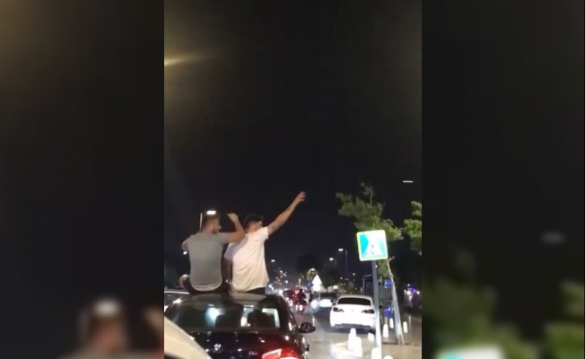 Antalya'da trafikte sunroof eğlencesi pes dedirtti