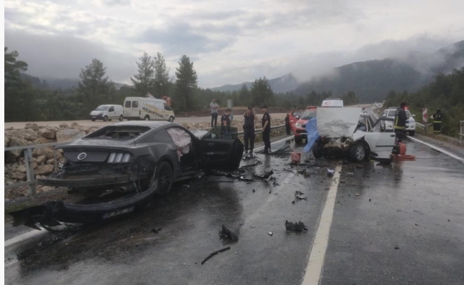 Antalya’da otomobiller kafa kafaya çarpıştı: 1 ölü, 3 yaralı Antalya’da otomobiller kafa kafaya çarpıştı: 1 ölü, 3 yaralı