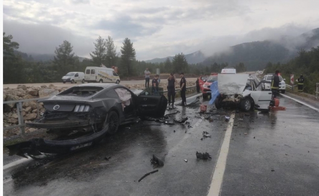 Antalya’da otomobiller kafa kafaya çarpıştı: 1 ölü, 3 yaralı