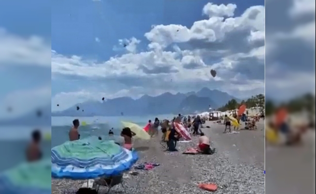 Antalya’da şiddetli rüzgar sahildeki şemsiyeleri uçurdu