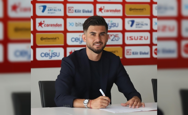 Antalyaspor’un yeni transferi resmi imzayı attı Antalyaspor’un yeni transferi resmi imzayı attı