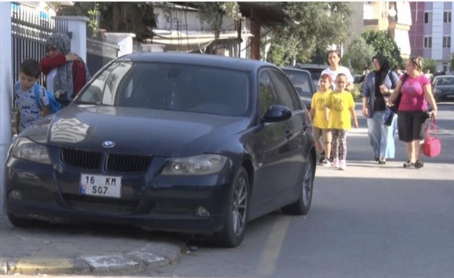Araçlara 'yürüyemiyoruz' yazılı notlar bıraktılar Araçlara 'yürüyemiyoruz' yazılı notlar bıraktılar
