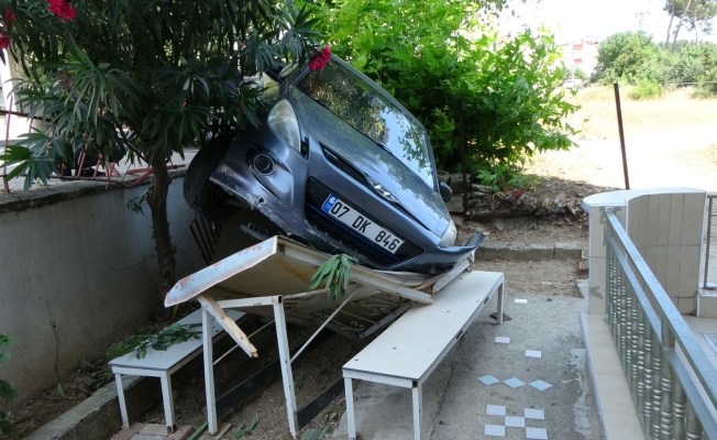 Otomobil apartmanın bahçesindeki masanın üzerine uçtu!