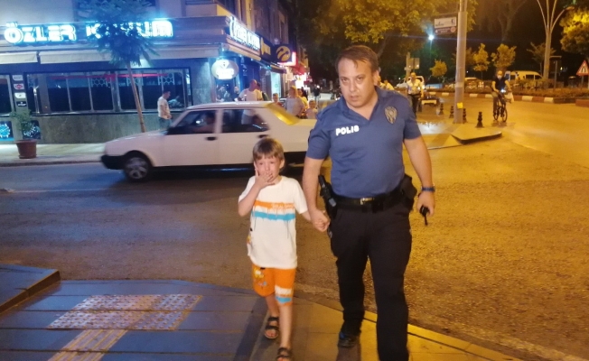 Polis elinden tuttuğu kayıp Rus çocukla Manavgat caddelerinde ailesini aradı