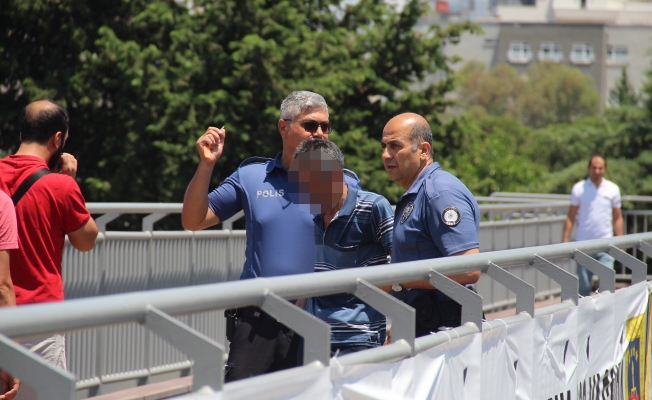 Polis üst geçitteki intihara teşebbüsü önledi