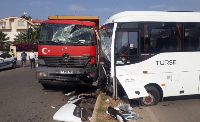 Tur midibüsü ile kamyon çarpıştı: 2 yaralı