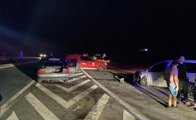 Antalya'da iki araç kafa kafaya çarpıştı: 8 yaralı