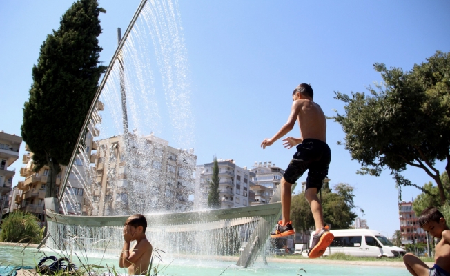 Antalya'da termometreler 41'i gösterdi, çocuklar süs havuzunda serinledi