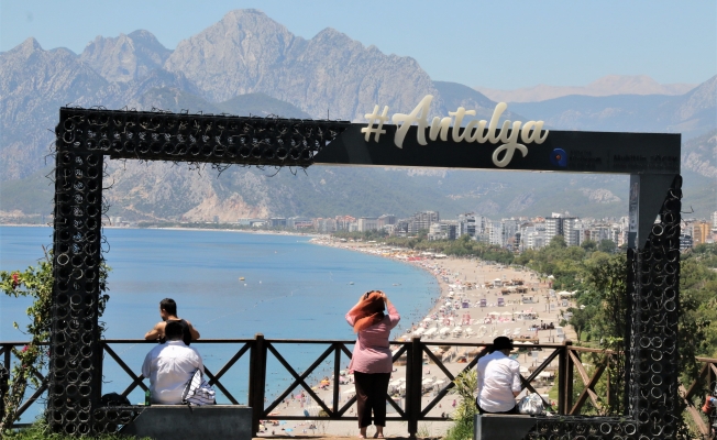 Antalya'nın simgelerinden çiçekli fotoğraf çerçevesi aşırı sıcaklara dayanamayarak kurudu Antalya'nın simgelerinden çiçekli fotoğraf çerçevesi aşırı sıcaklara dayanamayarak kurudu
