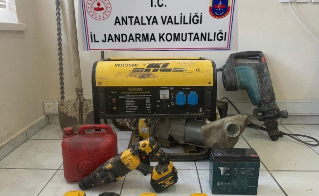 Antalya’da kaçak kazı yapan şahıslar suçüstü yakalandı Antalya’da kaçak kazı yapan şahıslar suçüstü yakalandı