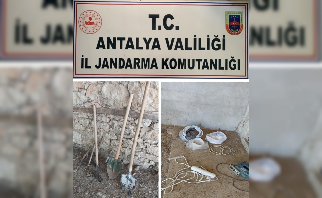 Evde kaçak kazı yapan şüpheliler yakalandı Evde kaçak kazı yapan şüpheliler yakalandı