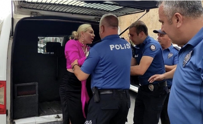 Kaza yapan alkollü kadın turist araçtan inmedi, ikna etmeye çalışan polise direndi