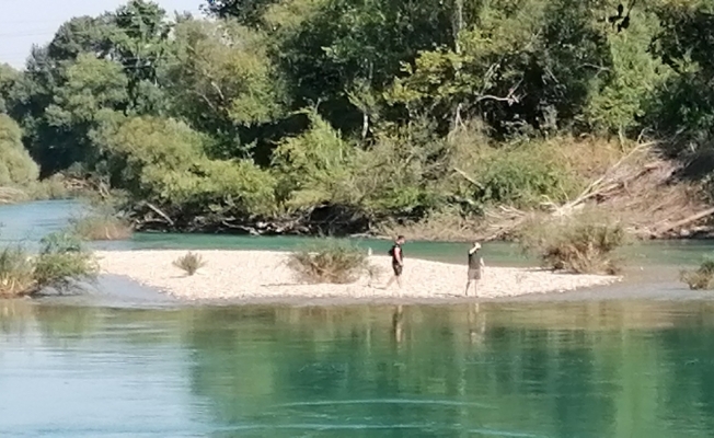 Manavgat Irmağı'nda mahsur kalan vatandaşlar itfaiye ekiplerince kurtarıldı Manavgat Irmağı'nda mahsur kalan vatandaşlar itfaiye ekiplerince kurtarıldı