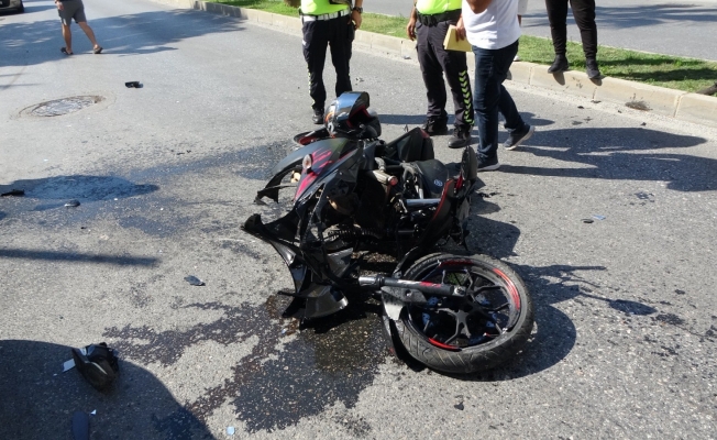 Motosiklet park halindeki otomobile arkadan çarptı