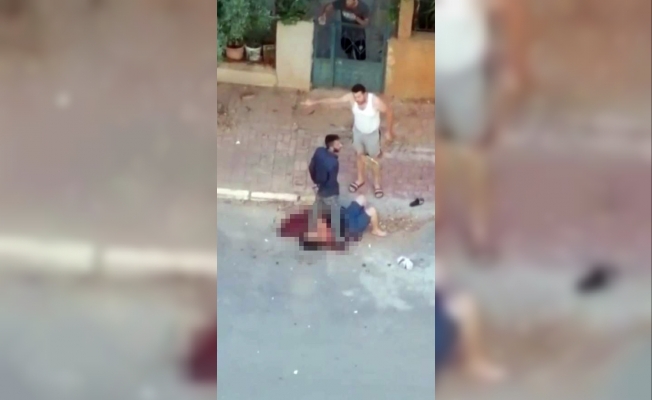 Sokak ortasında bıçakladı kimseyi yaklaştırmadı! Sokak ortasında bıçakladı kimseyi yaklaştırmadı!