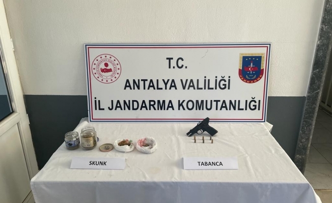 Turistlere uyuşturucu madde satan şüpheli yakalandı Turistlere uyuşturucu madde satan şüpheli yakalandı