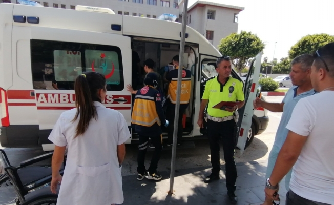Antalya'da 12 yaşındaki bisikletli çocuk minibüs çarpması sonucu yaralandı