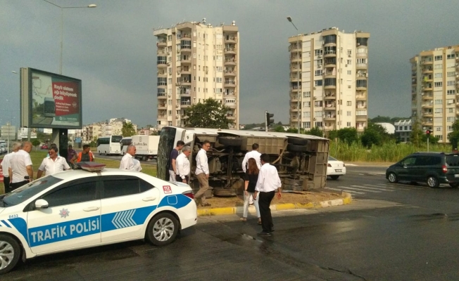 Antalya’da servis midibüsü devrildi: 6 yaralı