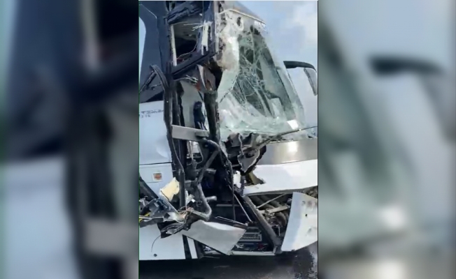 Kamyon ile tur otobüsü çarpıştı: 1 ölü, 6 yaralı