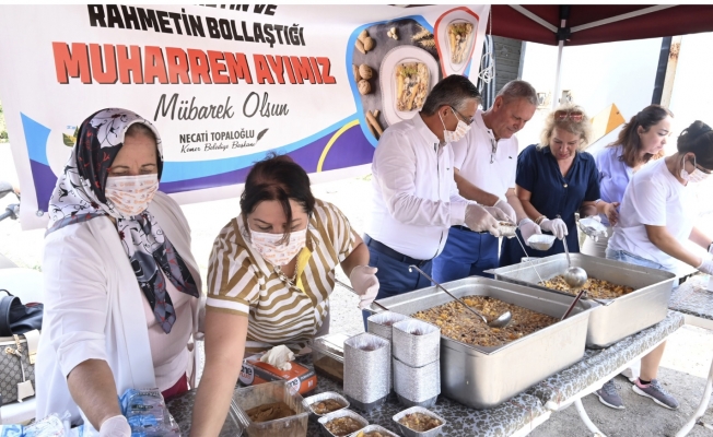 Kemer Belediyesinden vatandaşlara ve turistlere aşure ikramı