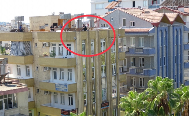 5 katlı apartmanın çatısına çıkan genç, yürekleri ağza getirdi 5 katlı apartmanın çatısına çıkan genç, yürekleri ağza getirdi