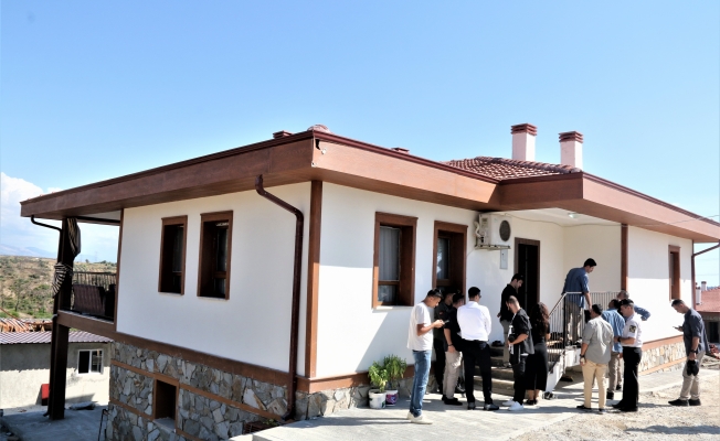 Bakan Çavuşoğlu TOKİ tarafından teslim edilen evleri gezdi