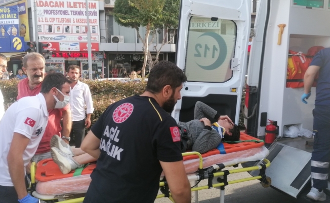 Yaya geçidinde otomobilin çarptığı genç kız yaralandı Yaya geçidinde otomobilin çarptığı genç kız yaralandı