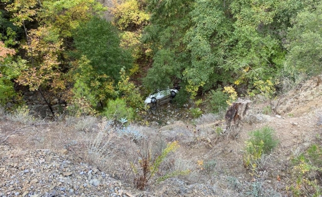 Antalya'da otomobil uçuruma yuvarlandı: 1 ölü,1 yaralı