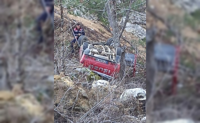  Antalya'da kamyonet uçuruma yuvarlandı: 1 ölü, 1 yaralı