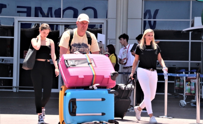 Yaşlı turistler, tatil için Türkiye’ye akın ediyor Yaşlı turistler, tatil için Türkiye’ye akın ediyor