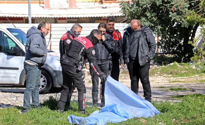 Antalya'da boş arazide erkek cesedi bulundu Antalya'da boş arazide erkek cesedi bulundu