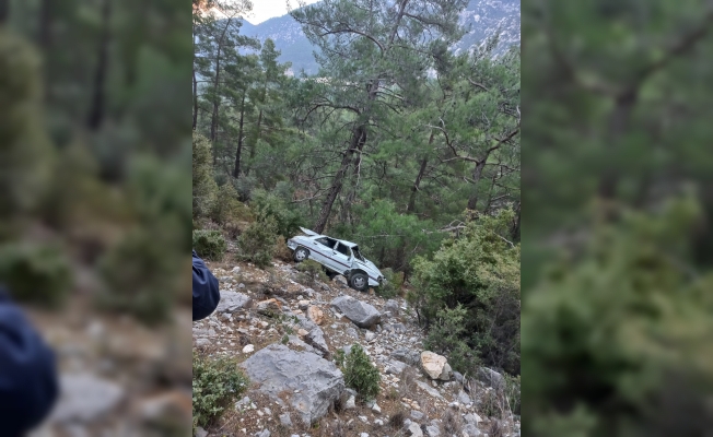 Antalya'da otomobil şarampole uçtu