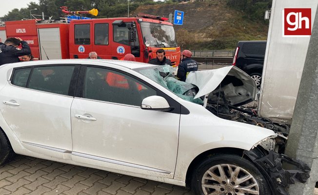 Aksu'da Feci Kaza... Önce kaldırıma ardından park halindeki araca arkadan çarptı